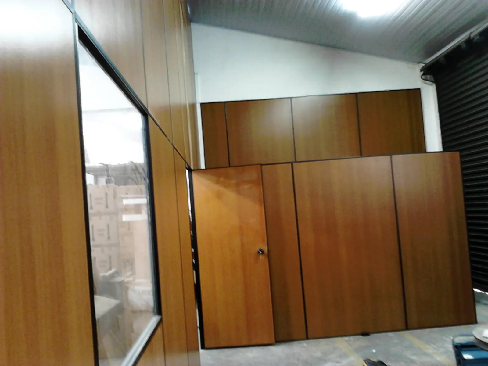 Divisória com acabamento madeirado e porta